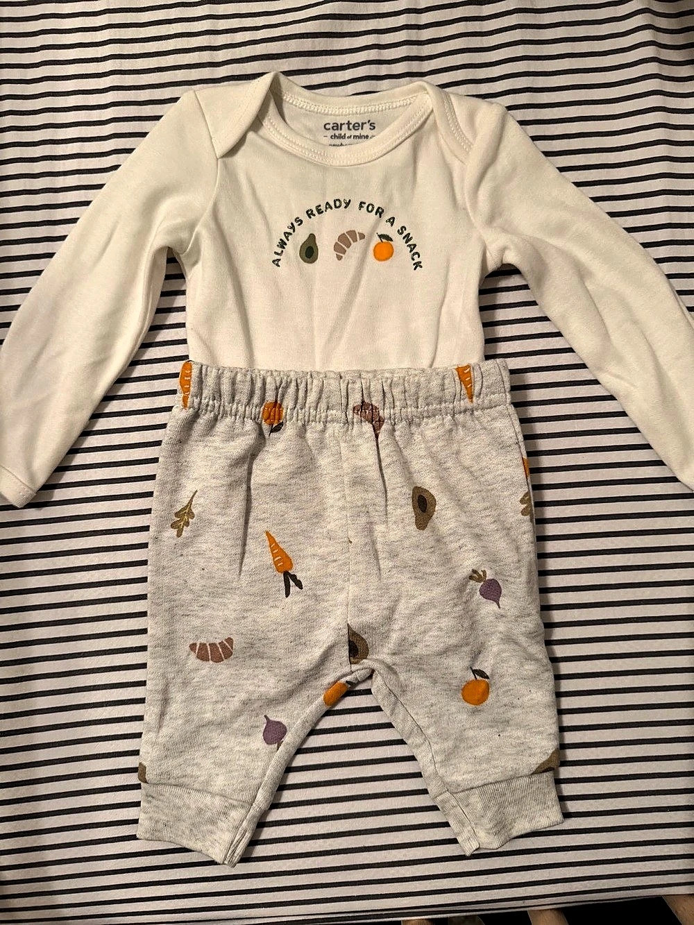 carter's Baby Snack Print - Bodysuit & Pants Set. Newborn size. Excellent condit